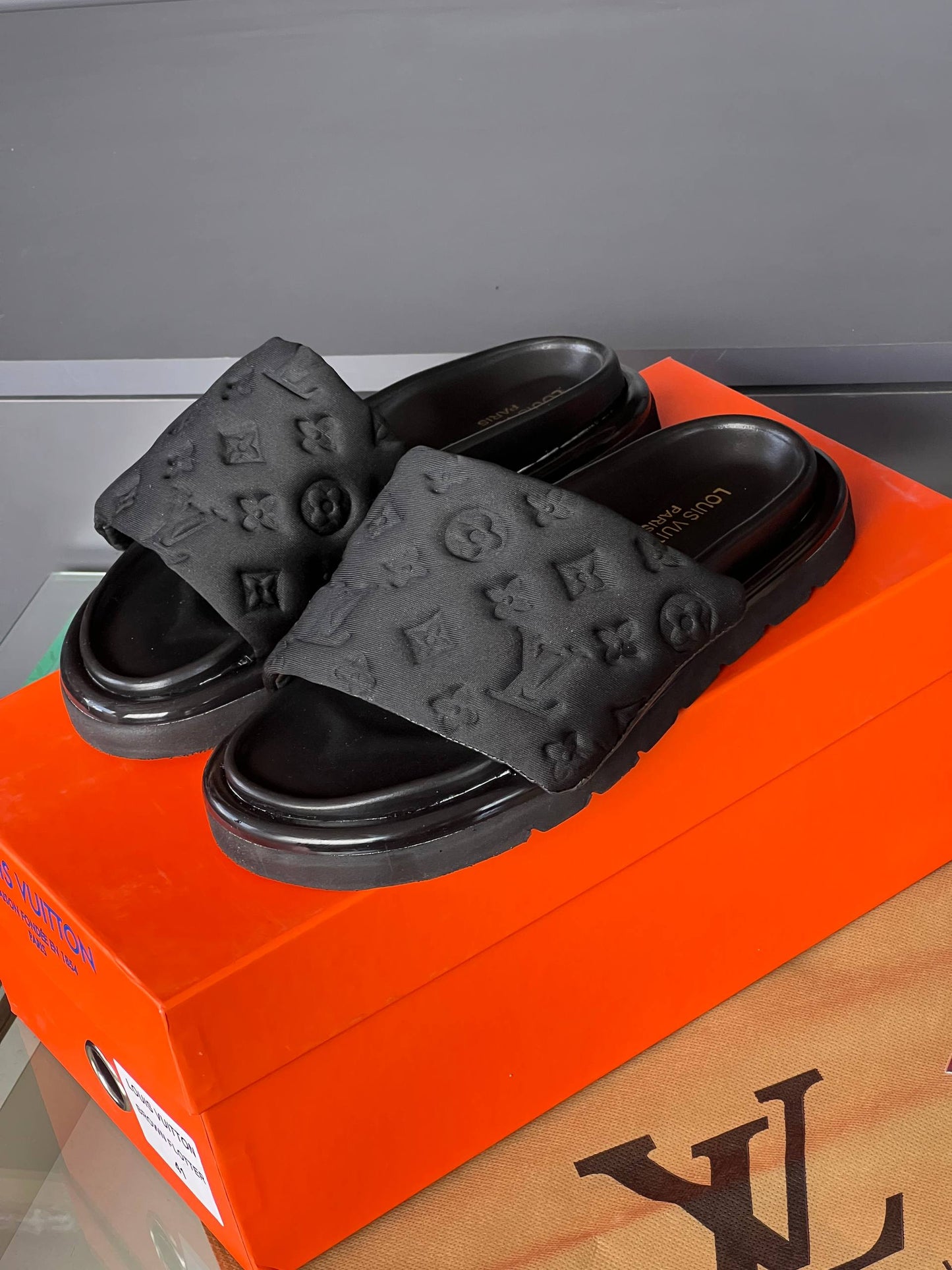 'L - Slippers