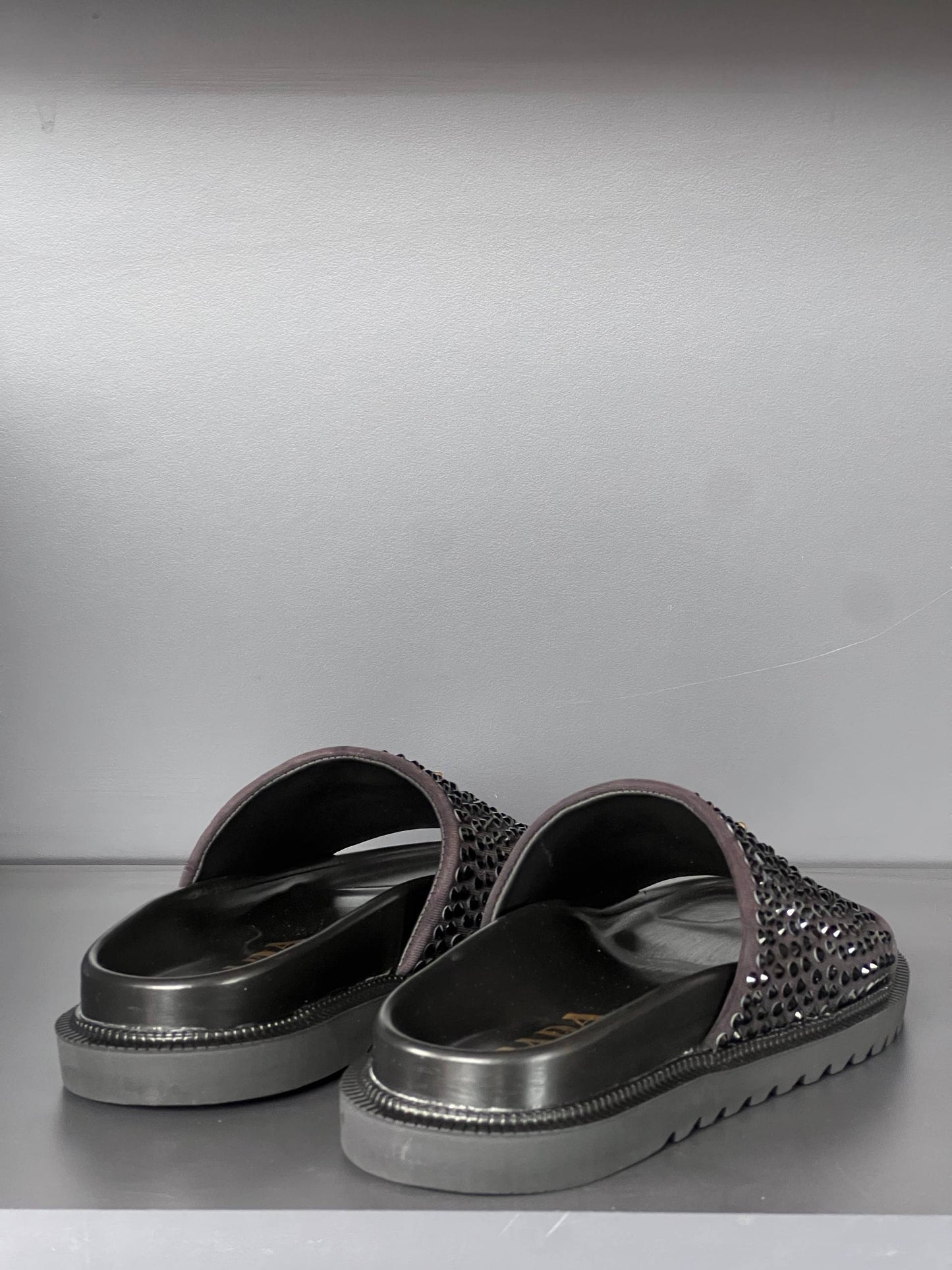 'P - Slippers