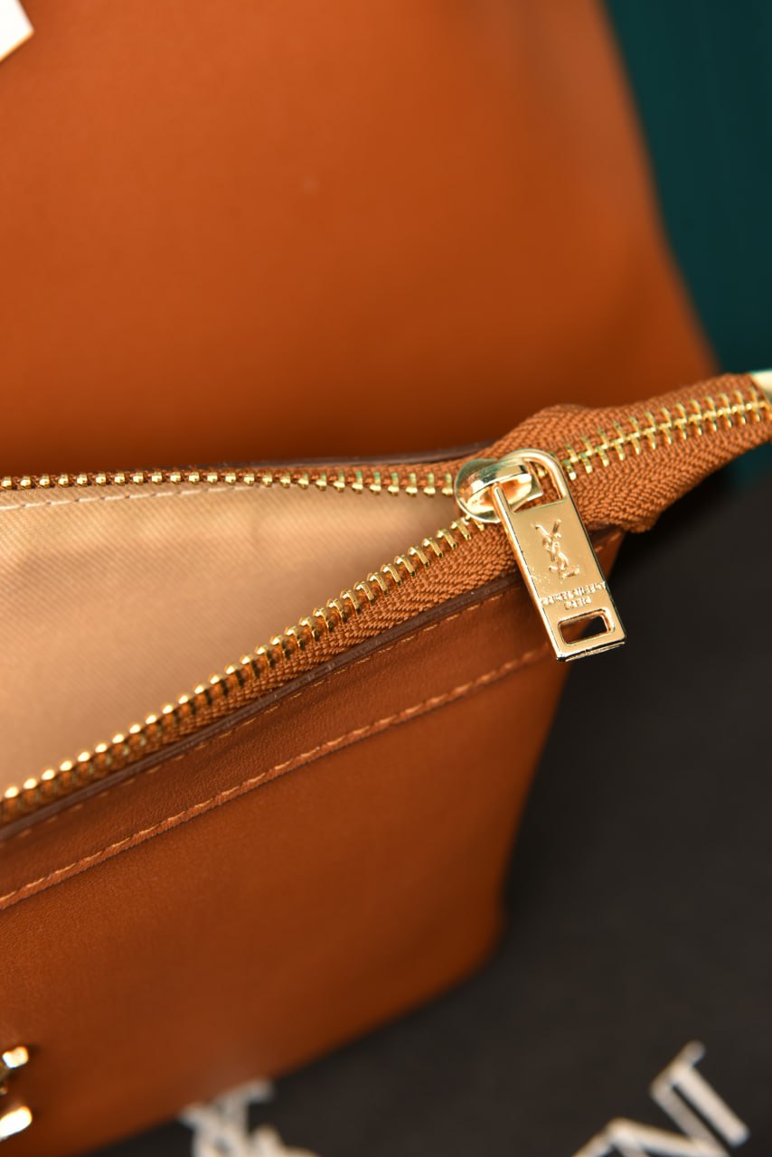 'Y Tote in Leather Bag