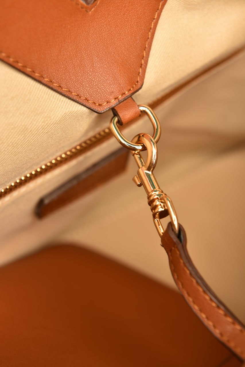'Y Tote in Leather Bag