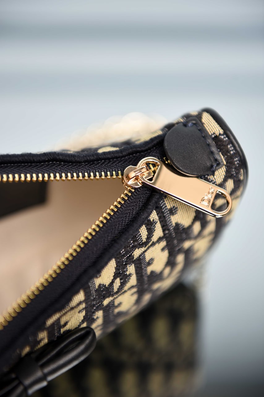 'D- Promenade Pouch with Chain