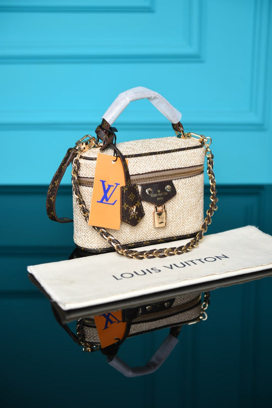 'L- Vanity Chain Pouch