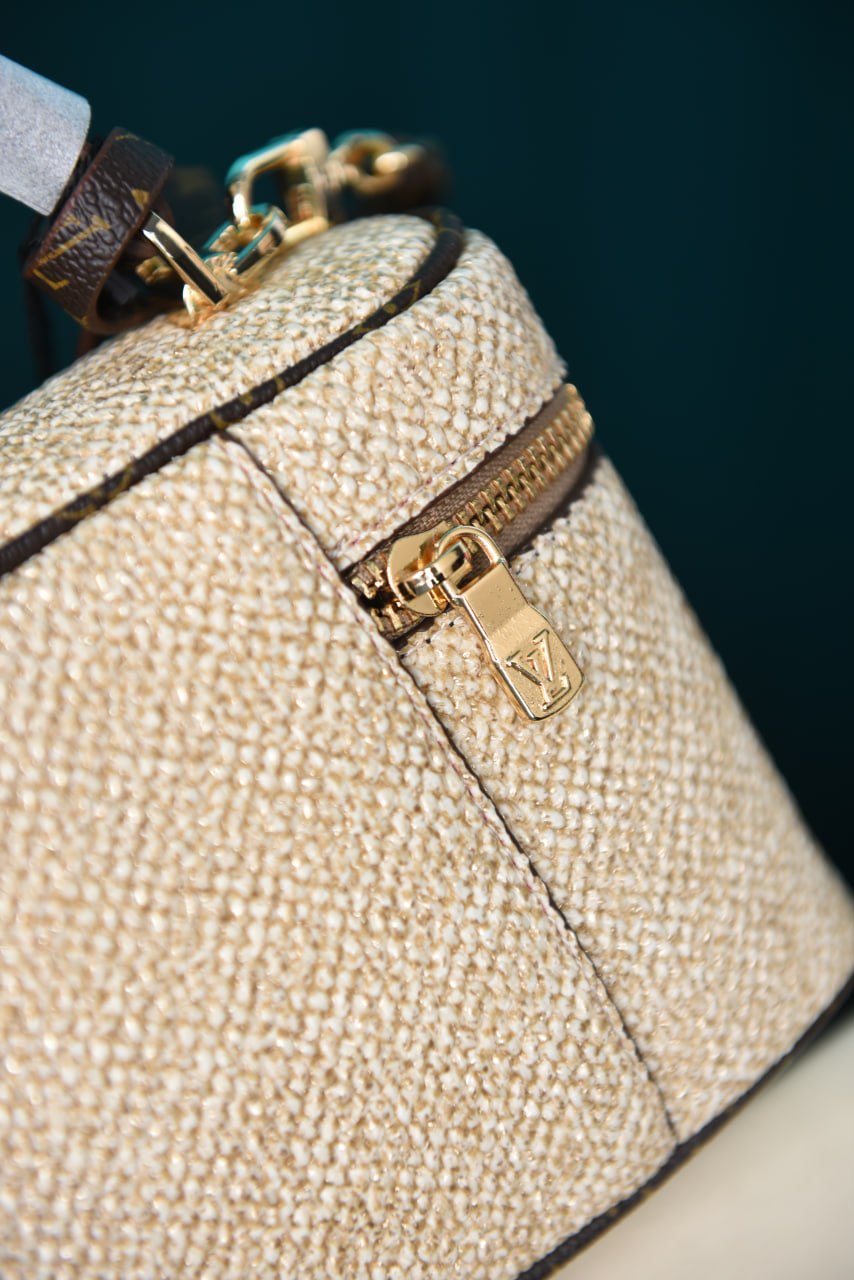 'L- Vanity Chain Pouch