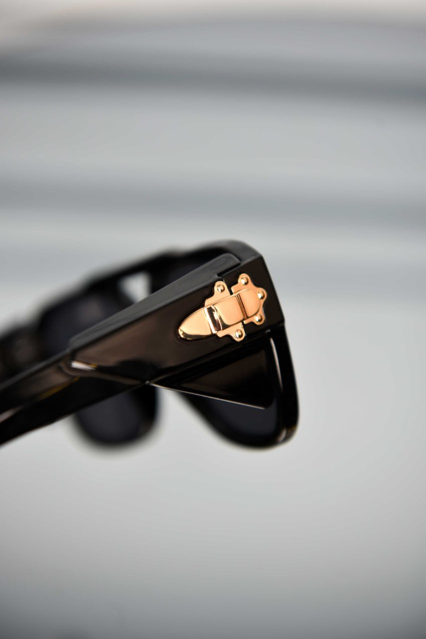 'L - Sunglasses