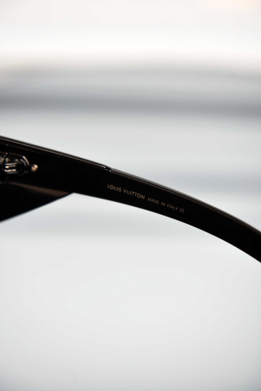 'L - Sunglasses