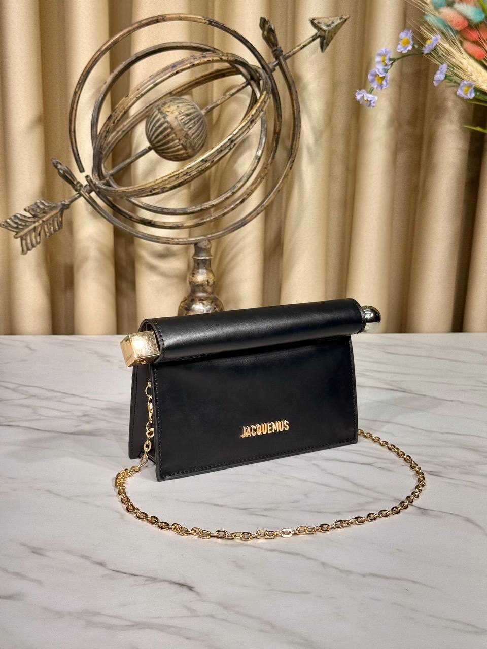 'J - The Rond Carre clutch