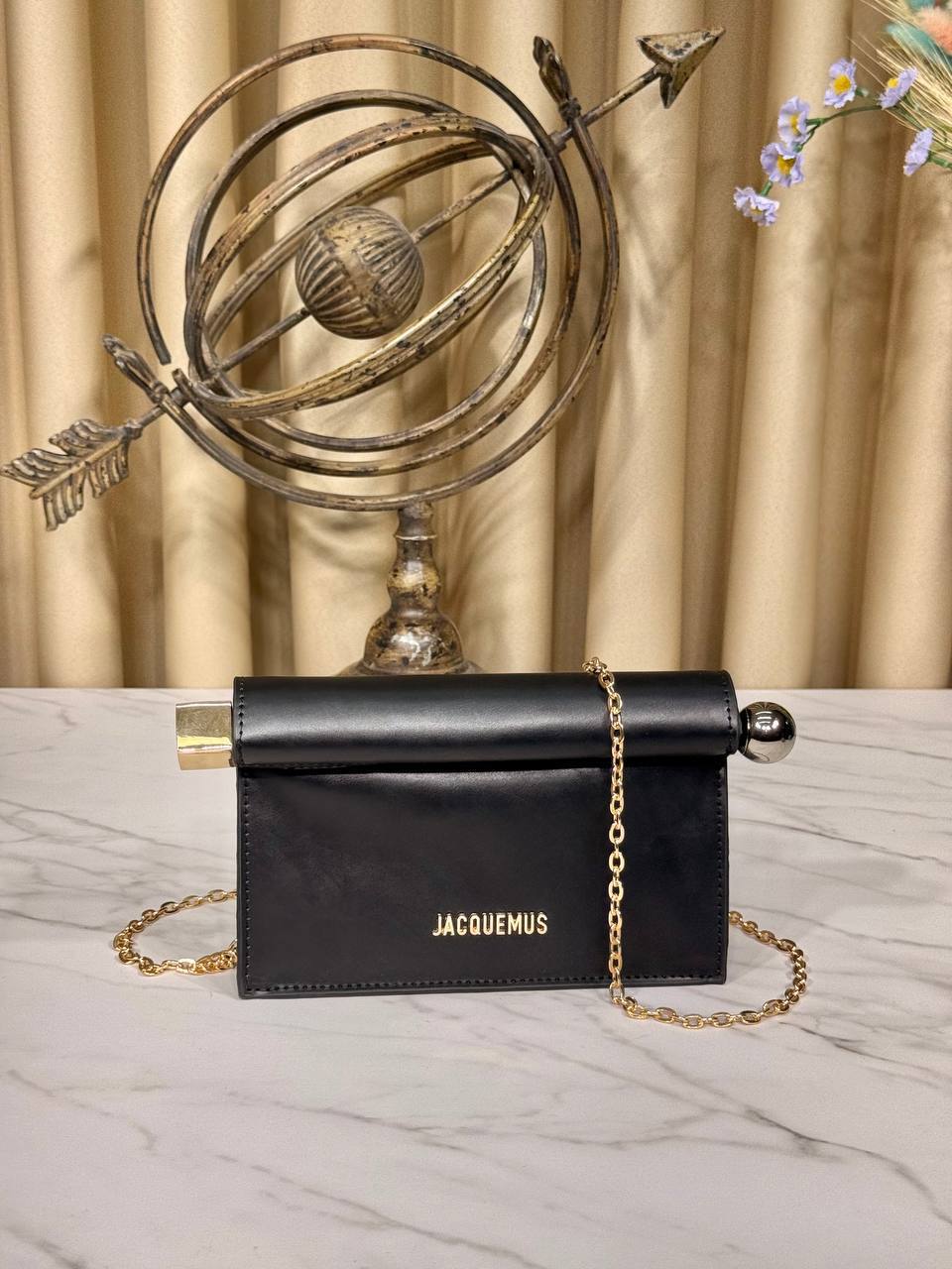 'J - The Rond Carre clutch