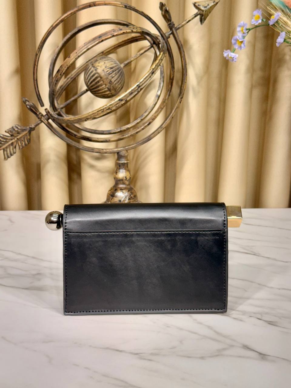 'J - The Rond Carre clutch