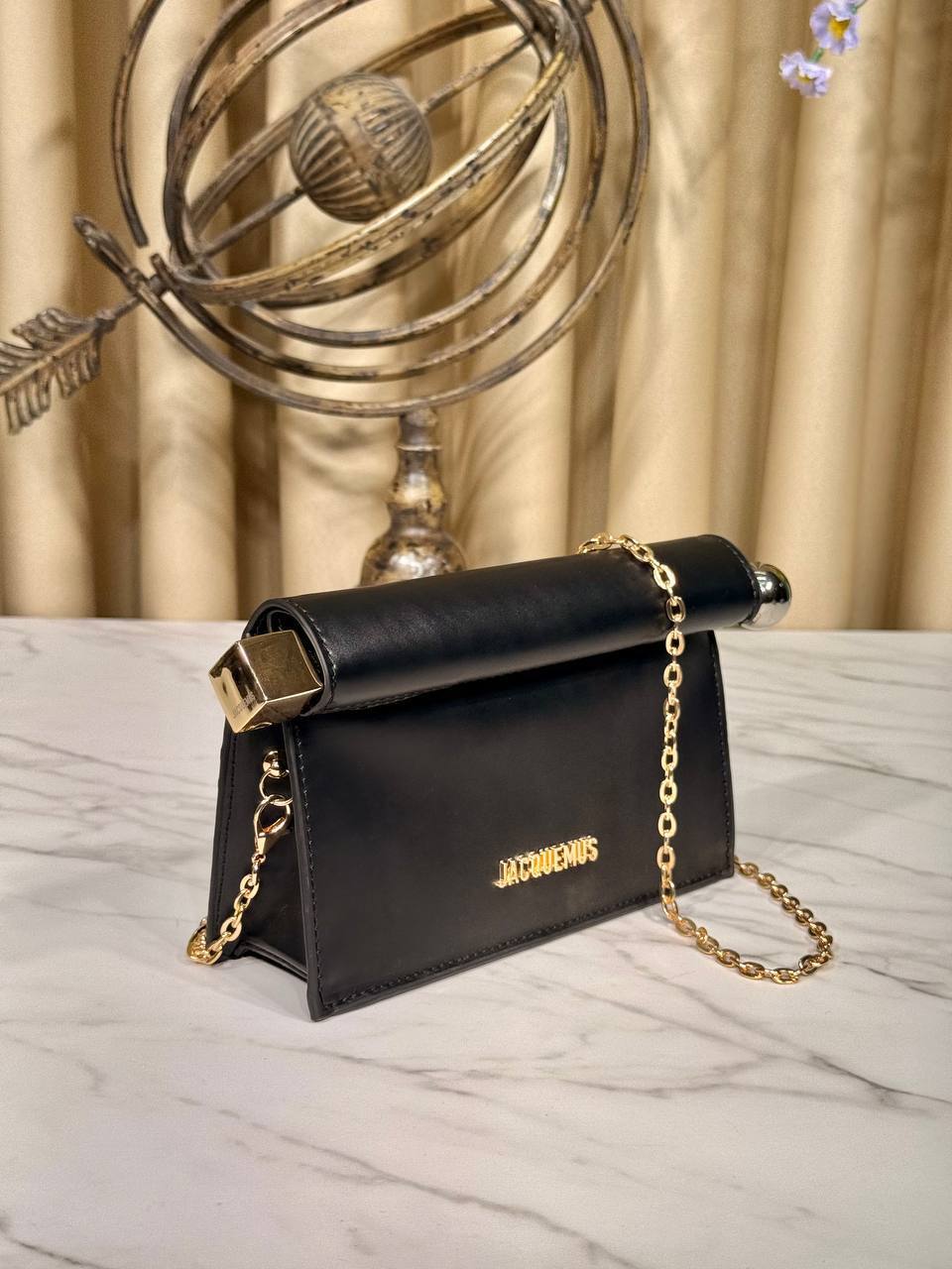 'J - The Rond Carre clutch