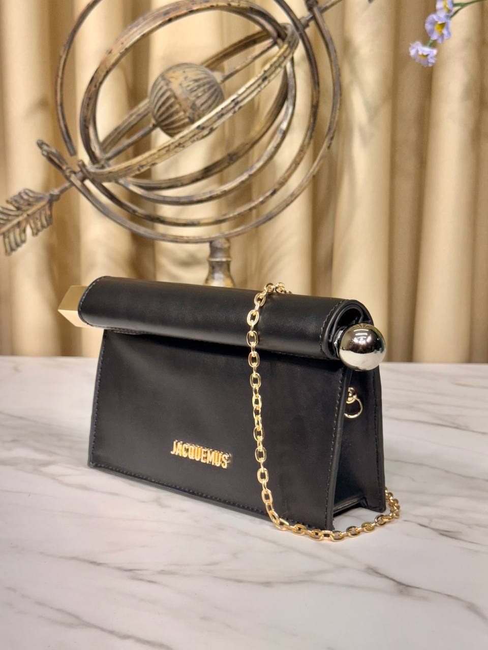 'J - The Rond Carre clutch