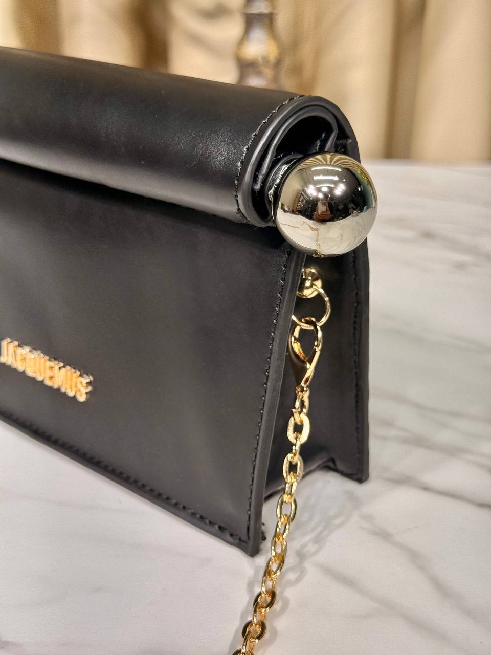'J - The Rond Carre clutch