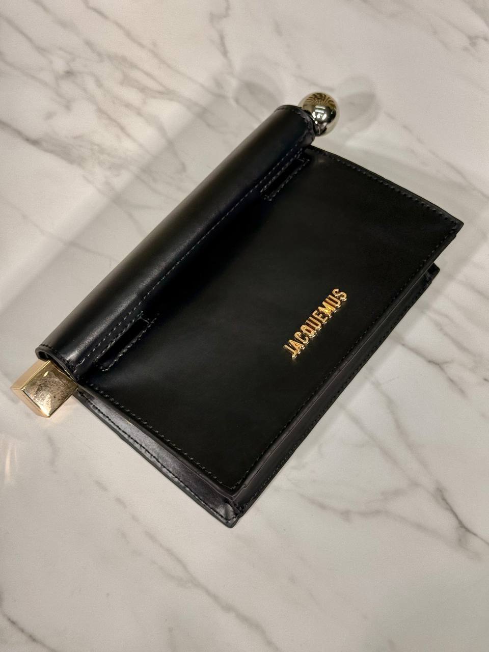 'J - The Rond Carre clutch